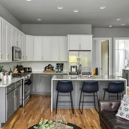 Spacious Nashville Home Sleeps 12 Rooftop Lounge